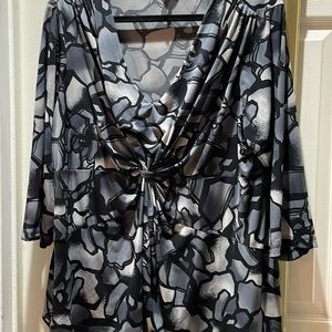 Daisy Furntes gray and black shirt